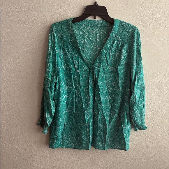 Boho Women's V- Neck Floral Green Lightweight Blouse - Picture 2 of 9